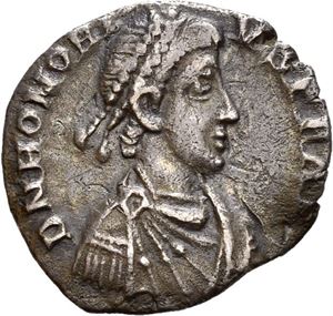Honorius 393-423, AR siliqua, Mediolanum 395-402 (1,43 g). His diad. bust r./Roma std. l., holding Victory on globe and inverted spear. Toned, clipped and slight wavy flan