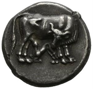 ILLYRIUM, Epidamnos-Dyrrachium, ca.400-350 f.Kr., dtater (10,59 g). Ku, diende kalv stående mot høyre/Firkant