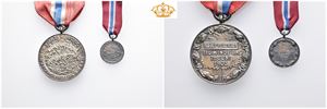 7. juni medaljen 1906 med miniatyr, begge med bånd. Throndsen etter tegninger fra Eilif Petersen og Gerhard Munthe. Forgylt sølv