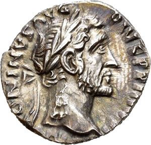 Antonius Pius 138-161, AR denarius (3,59 g), Roma, 155-156 e.Kr. Advers: Byste av keiseren mot høyre, iført laurbærkrans. Revers: Fortuna stående mot høyre, holder ror og overflødighetshorn.
