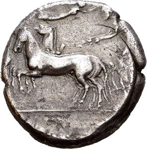 SICILY, Syracuse. 440-430 BC. AR tetradrachm (16,46 g). Struck under the Second Democracy. Fast quadriga advancing left, driver crowned by Nike / SVP???S???, Head of Arethousa right; four dolphins swimming clockwise around. Flan flaw on obverse. Very minor corrosion in the fields. Nicely toned.