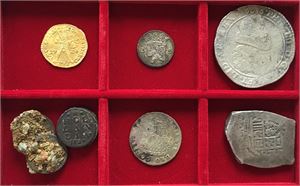 Rundesett bestående av; Utrech, dukat 1724 - Westfriesland, 6 stuiver 1724 - Holland, 2 stuiver 1724 - antwerpen, dukaton 1636 og Mexico, 8 reales ca.1720. I tillegg medfølger 2 urensete klumper med totalt ca. 6 stk. 2 stuiver 1724