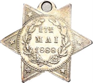 1888. Stjerneformet med Drammens byvåpen. Sølv. RR.
