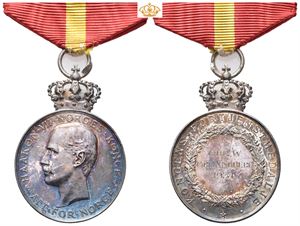 Haakon VII. Kongens fortjenstmedalje. Throndsen. Sølv. 28 mm med krone og bånd