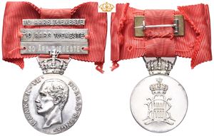 Haakon VII`s erindringsmedalje 30 års tjeneste med damesløyfe. Throndsen. Sølv. 28 mm med krone og bånd