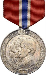 1909. Kongevåpnet. Sølv med bånd og agraff