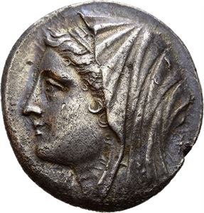 SICILY, Syracuse. 240-216 BC. AR 16 litrai (13,31 g). Struck under Hieron II 275-215 BC. Veiled and dieademed head of Philistis to left; illegible symbol to right / ??S???SS?S/F???S????S, Nike driving slow quadriga to right; star above; magistrate name EY? Very minor corrosion in fields. Attractive iridescent toning.
