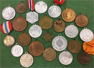 Lot 24 stk. forskjellige 17.mai medaljer 1888-1932 i forskjellige metaller. Alle med hempe