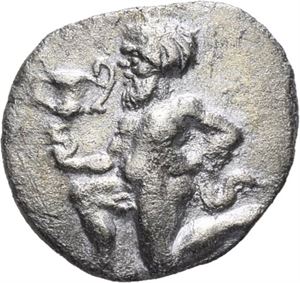 Thrakia, Thasos, 410-350 f.Kr., trihemiobol (0,74 g). Satyr knelende mot venstre/ Amfora