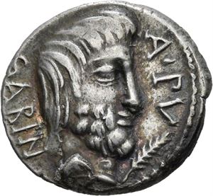 L.Titurius L. F. Sabinus 89 f.Kr., denarius. Hode av kong Tatius mot høyre/Tarpeia i midten med en soldat på hver side