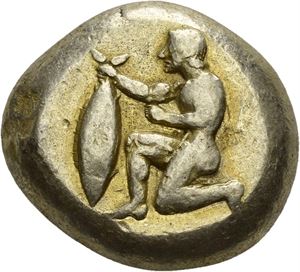 MYSIA, Cyzicus, ca.550-450 f.Kr., electrum stater (16,05 g). Naken mann knestående mot venstre, holdende tunfisk/Inkus