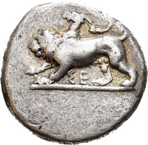 SIKYONIA, SIKYON. 431-400 BC. AR stater (12,03 g). SE. Chimaira standing left on ground line, raising forepaw / Dove flying left. All within olive wreath. Small punch mark on reverse. Old cabinet toning.