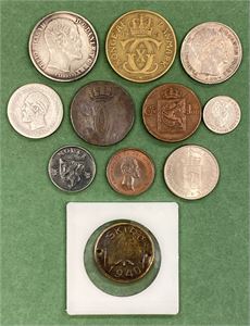 Lot 11 stk. Danmark og Norge, bl.a. Norge 1 krone 1885, Danmark 1 rigsdaler 1855, 1/2 rigsdaler 1855 og 2 kroner 1924