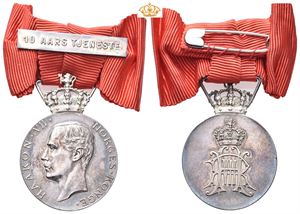 Haakon VII`s erindringsmedalje 10 års tjeneste med damesløyfe. Throndsen. Sølv. 28 mm med krone og bånd