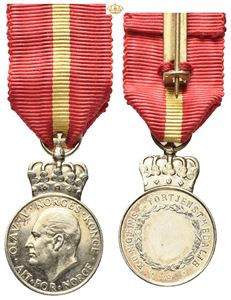 Olav V. Kongens fortjenstmedalje. Hansen. Gull. Miniatyr. 15 mm med krone og bånd