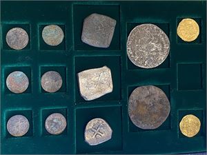 Rundesett med 2 stk. Utrecht dukater 1724 samt 11 sølvmynter og bok av Bjørn R. Rønning