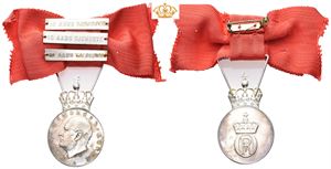 Olav V. Erindringsmedalje. Hansen. Sølv med damesløyfe og 3 stk. sølvspange hver for 10 års tjeneste med krone og bånd. 29 mm