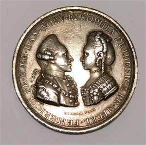Christian VII, Arveprins Frederiks bryllup 1774. Adzer. Sølv. 56 mm. Små riper/minor scratches
