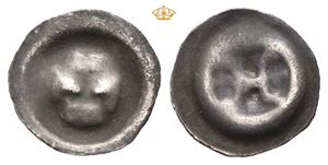 Penning med V fravendte kroner ca. 1357-1362 (0,39 g)