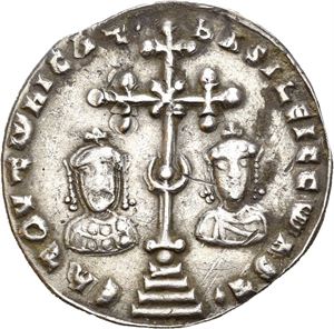 Basil II, Bulgaroktonos & Constantine VIII 976-1025, AR miliaresion (2,17 g). Cross crosslet, beneath globus on four steps. In field to left facing bust of Basil with short beard wearing crown and loros, to right facing bust of Constantine beardless wearing crown and chlamys/Legend in five lines