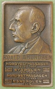 Roald Amundsen. Nordvestpassasjen 1903-1907, Sydpolen 1910-1912, Nordøstpassasjen 1918-1920, Nordpolen 1926. Plakett. Rui. Bronse. 46x76 mm