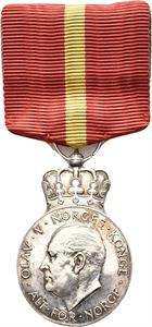 Olav V, Kongens fortjenstmedalje i sølv. Hansen. 28 mm med krone og bånd