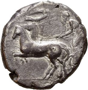 SICILY, Syracuse. 440-430 BC. AR tetradrachm (16,95 g). Struck under the Second Democracy. Fast quadriga advancing left, driver crowned by Nike / SVP???S???, Head of Arethousa right; four dolphins swimming clockwise around. Obverse struck off centre and with worn die. Nicely toned.