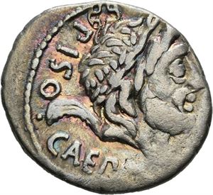 L. Calpurnius Piso Caesonius & Q. Servilius Caepio 100 f.Kr., denarius. Hode av Saturn mot høyre/De to kvestorene sittende. Advers skjevt preget/obverse struck off-center