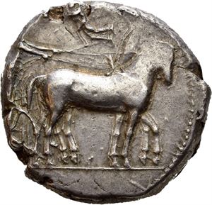 SICILY, Syracuse. Circa 420-415 BC. AR tetradrachm (17,36 g). Struck under the Second Democracy. Slow quadriga advancing right, driver crowned by Nike flying above / SYPAKOSION, Head of Arethousa right, wearing sphendone; four dolphins swimming clockwise around. Area of weak strike on the obverse. Light iridecent toning. Rare.