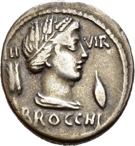 L. Furius Cn. f. Brocchus, 63 f.Kr. AR denarius (3,78), Roma. Advers: Byste av Ceres med hodepryd bestående av kornaks. Rugkorn foran og kornaks bak. Revers: Curulestol stående mellom to fasces med økser. Tonet/toned.