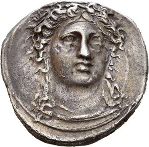 BRUTTIUM, Kroton. Circa 400-325 BC. AR stater (7,77 g). Head of Hera Lakinia facing 3/4 to right, wearing polos / KPOTONIATAN, Herakles seated left on rock draped in lion skin, holding club; bow below; letter B in left field. Struck with worn obverse die and minor die break. Reverse struck a little off centre. Nice old cabinet tone.