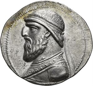 PARTHIA, Mithradates II 121-91 f.Kr., tetradrachme (16,00 g). Seleukeia on Tigris. Hans hode mot venstre/Bueskytter sittende mot høyre