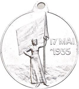 1935. Kvinne med flagg. Aluminium