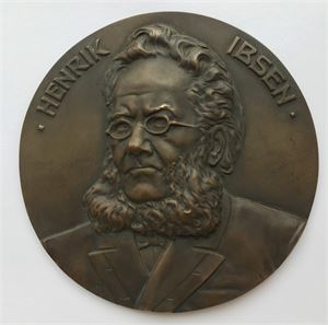 Ensidig plakett med portrett av Henrik Ibsen. Bronse. 153 mm