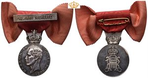 1915 Haakon VII, Hoffbetjeningens medalje. 28 mm sølv med damesløyfe og 10 års a