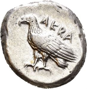 SICILIA, Akragas. Circa 500-495 BC. AR didrachm, (8,42 g). AKRA, Eagle standing left with closed wings / Crab within shallow incuse circle. A sharply struck and well centered specimen. Lightly toned.