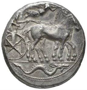 SICILIA, Syrakus, 450-440 f. Kr., tetradrachme (17,26 g). Quadriga mot høyre/Hode av Arethusa mot høyre