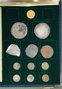 Rundesett med 1 gullmynt (Utrecht dukat 1724) og 11 sølvmynter