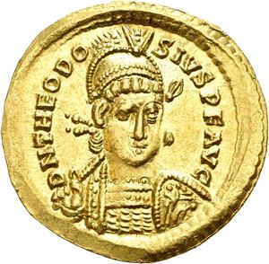 Theodosius II 402-450, AV solidus, Constantinople 420-422 (4,24 g). Helmeted and cuir. bust three-quarter face to r./Victory standing l., holding long jewelled cross