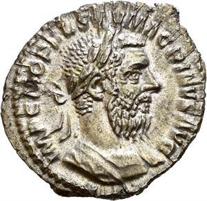 Macrinus 217-218, AR denarius (3,66 g), Roma. Advers: Byste av keiseren mot høyre, iført laurbærkrans. Revers: Jupiter stående, holder tordenbolt og septer.