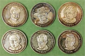 Lot 6 stk. sølvmedaljer med norske Nobelpris vinnere. Bjørnson, Hamsun, Lange, Nansen, Undset og Hassel