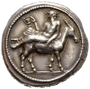 MAKEDONIA, Mende, ca.425 f.Kr., tetradrachme (17,17 g). Dionysos liggende på esel mot høyre/Innskrift innenfor firkant. Ex. Naville-Ars Classica nr.13, 1928 nr.444 Ex. Hess-Leu nr.31, 1966 nr.225 Ex. Leu nr.50 25/4-1990 nr.105 Ex. Harald Salvesen