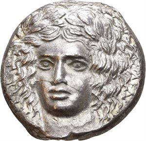 SICILIA, Katana, ca.405-402 f.Kr., tetradrachme signert av Herakleidas. (16,43 g). Hode av Apollo en face/Quadriga mot venstre