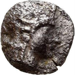 LESBOS, Methymna. Circa 500-460 BC. AR obol (0,68 g). Head of Athena in Attic helmet with horn-like ornament / Tortoise within incuse square. Corroded surfaces. Very rare.