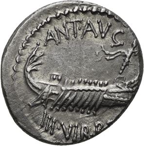 MARKUS ANTONIUS d. 30 f.Kr., denarius 32-31 f.Kr. Gallei mot høyre/Legionørn mellom to standarder. (LEG VIII)