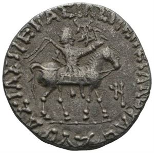 INDO-SCYTISK, Azes II 35 f.Kr.-5 e.Kr., tetradrachme (9,42 g). Kongen til hest mot høyre/Zeus stående mot venstre