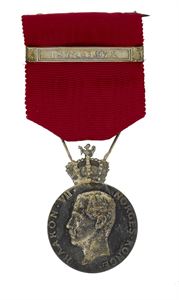 Haakon VIIs 100 års medalje 1872-1972. I originalt etui. 100 års fødselsdag-medaljen ble i 1972 delt ut til Regjering/Storting samt til alle som fikk 50 års regjerings-medaljen i 1955. Den ble totalt utdelt i 231 eksemplarer.