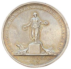Christian VII. Det kgl. Landhusholdningsselskaps store prismedalje 1769. Adzer. Sølv. 63 mm. Riper/scratches