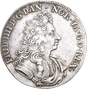FREDERIK IV 1699-1730 4 mark 1700. Ripe på advers/scratch on obverse. S.5