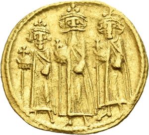 Heraclius 610-641, AV solidus, Constantinople (4,38 g). Heraclius, Heraclius Constantine and Heraclonas stg. facing, each holding globus crusiger/Cross potent on three steps